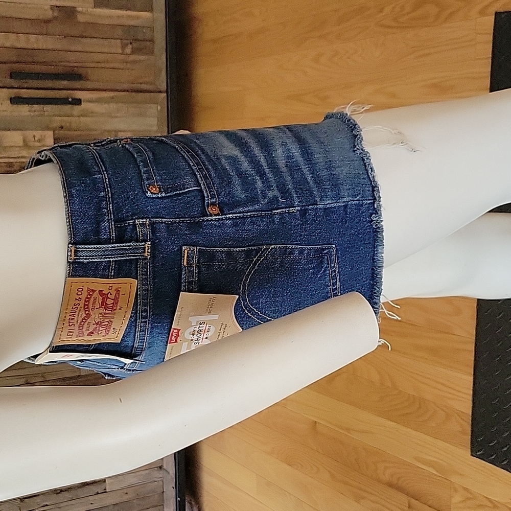 Levi's 501 Mid Rise Button Fly Denim Shorts With A Raw Hem - Picture 8 of 13